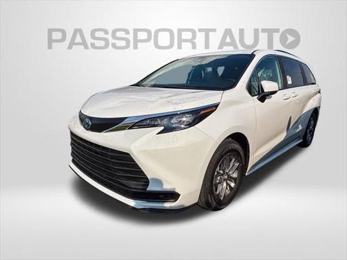 2025 Toyota Sienna LE