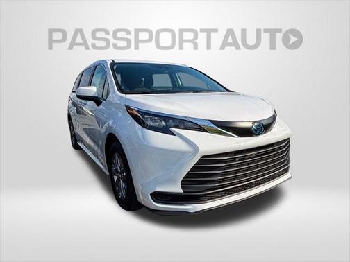 2025 Toyota Sienna LE