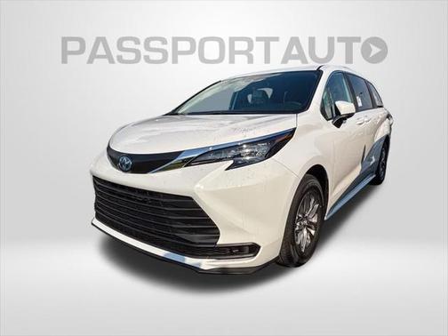 2025 Toyota Sienna LE