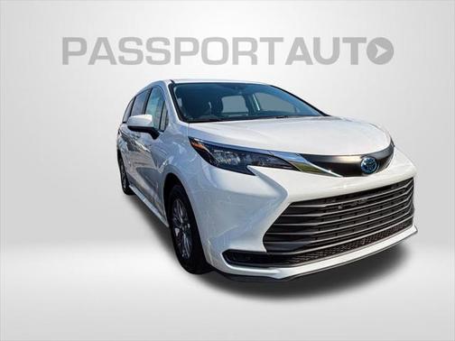 2025 Toyota Sienna LE