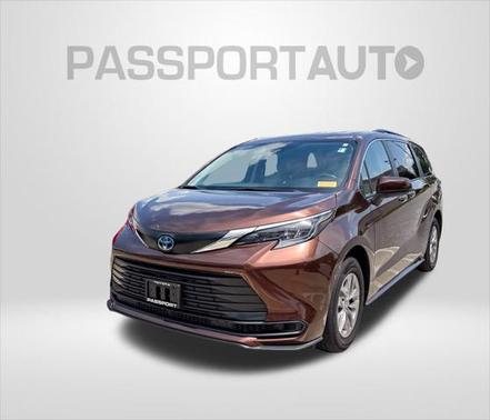 2024 Toyota Sienna LE