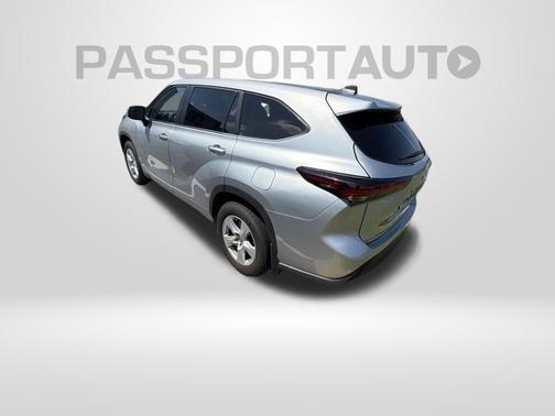 Silver 2024 Toyota Highlander LE I4