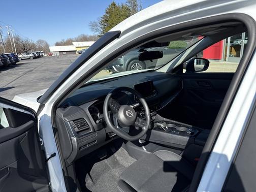 Everest White P 2024 Nissan Rogue S