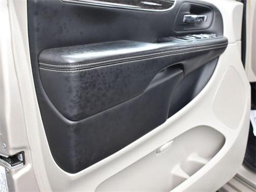 Photo 3 of 80 of 2012 Chrysler Town & Country Touring-L