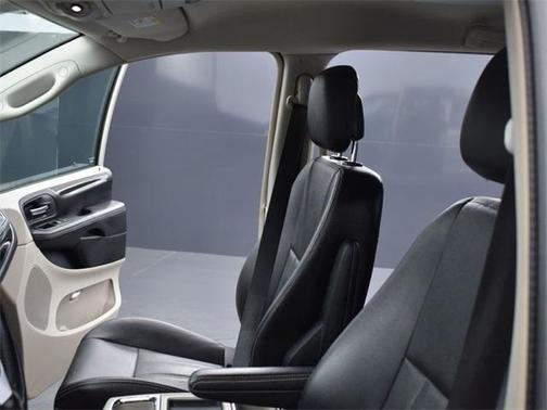 Photo 4 of 80 of 2012 Chrysler Town & Country Touring-L