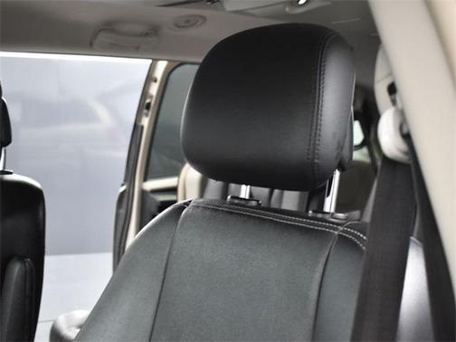 Photo 5 of 80 of 2012 Chrysler Town & Country Touring-L