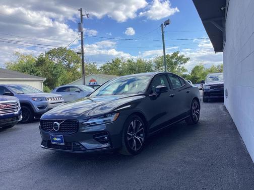 2024 Volvo S60 B5 Core Dark Theme