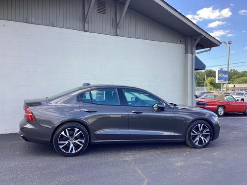 2024 Volvo S60 B5 Core Dark Theme