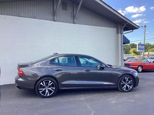 2024 Volvo S60 B5 Core Dark Theme