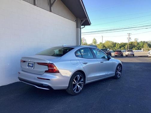 2024 Volvo S60 B5 Core Dark Theme