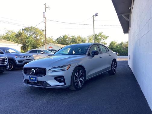 2024 Volvo S60 B5 Core Dark Theme