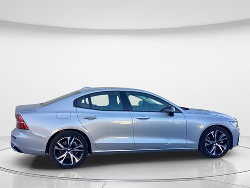 2024 Volvo S60 B5 Core Dark Theme