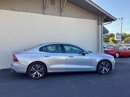 2024 Volvo S60 B5 Core Dark Theme
