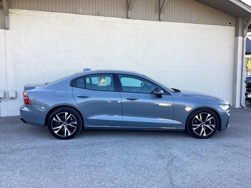 2024 Volvo S60 B5 Core Dark Theme
