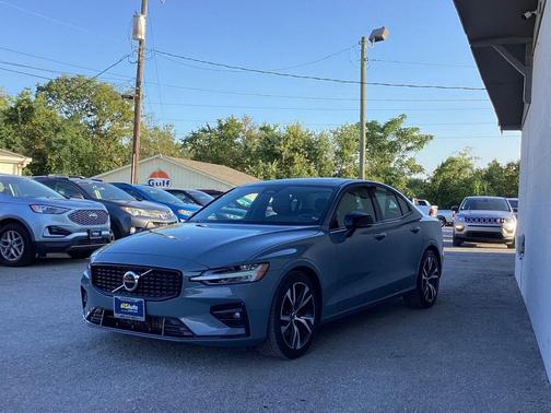 2024 Volvo S60 B5 Core Dark Theme