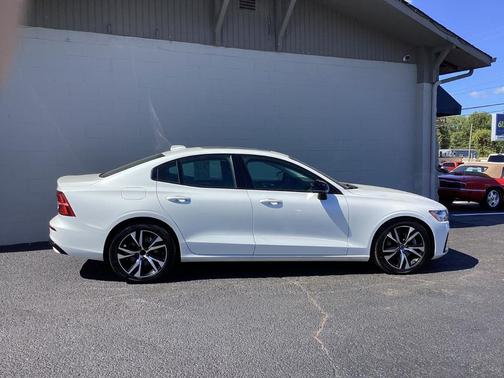 2024 Volvo S60 B5 Core Dark Theme