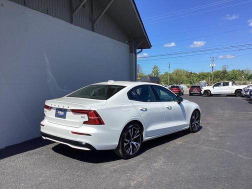 2024 Volvo S60 B5 Core Dark Theme