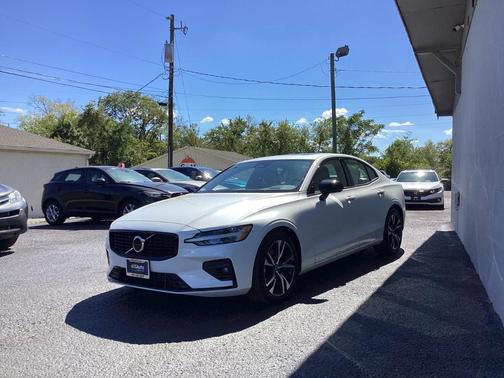 2024 Volvo S60 B5 Core Dark Theme