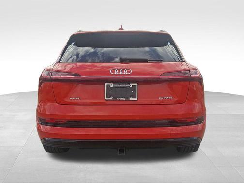 2022 Audi e-tron Premium Plus