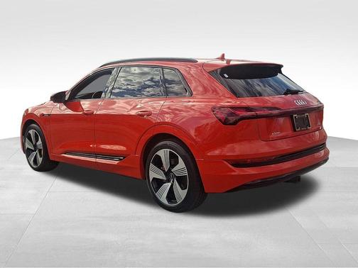 2022 Audi e-tron Premium Plus