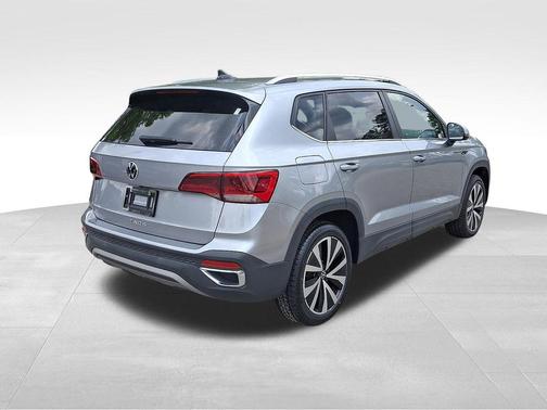Silver Metallic 2023 Volkswagen Taos 1.5T SE