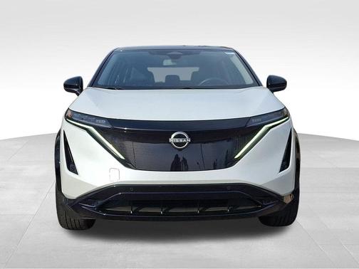 Everest White Pearl Tricoat/Black Diamond Pearl 2024 Nissan ARIYA ENGAGE