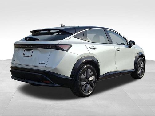 Everest White Pearl Tricoat/Black Diamond Pearl 2024 Nissan ARIYA ENGAGE