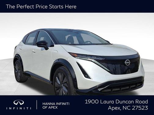 Everest White Pearl Tricoat/Black Diamond Pearl 2024 Nissan ARIYA ENGAGE