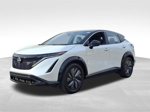 Everest White Pearl Tricoat/Black Diamond Pearl 2024 Nissan ARIYA ENGAGE