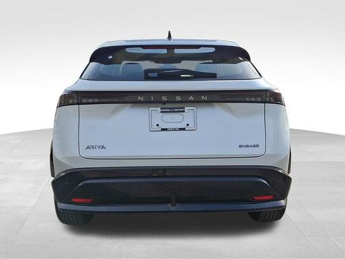 Everest White Pearl Tricoat/Black Diamond Pearl 2024 Nissan ARIYA ENGAGE