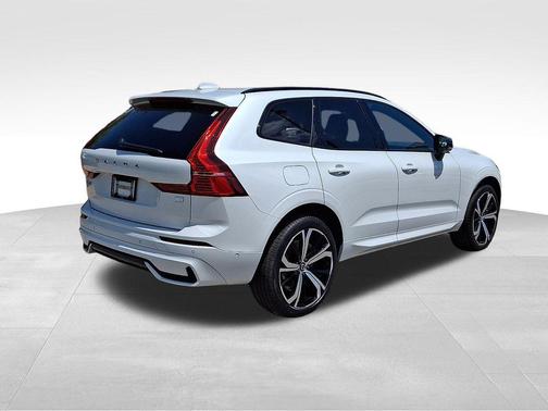 Crystal White Metallic 2022 Volvo XC60 Recharge Plug-In Hybrid T8 R-Design