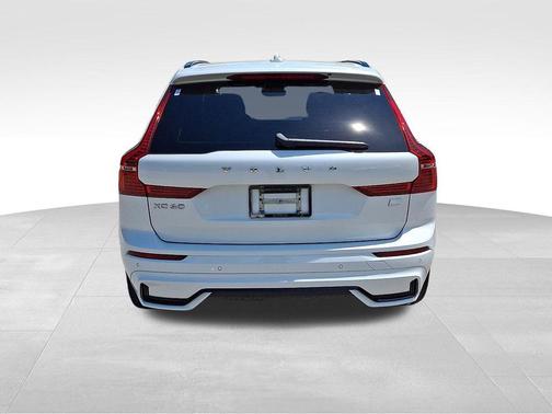 Crystal White Metallic 2022 Volvo XC60 Recharge Plug-In Hybrid T8 R-Design