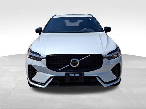 Crystal White Metallic 2022 Volvo XC60 Recharge Plug-In Hybrid T8 R-Design