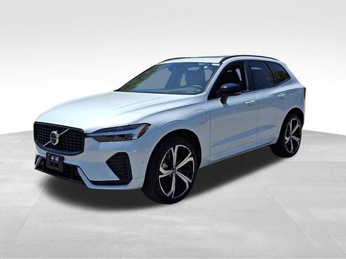 Crystal White Metallic 2022 Volvo XC60 Recharge Plug-In Hybrid T8 R-Design