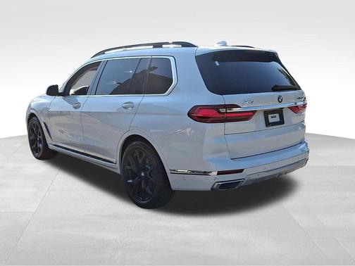 Mineral White Metallic 2021 BMW X7 xDrive40i