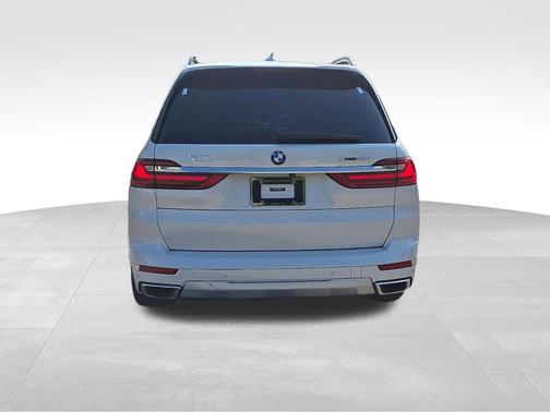 Mineral White Metallic 2021 BMW X7 xDrive40i