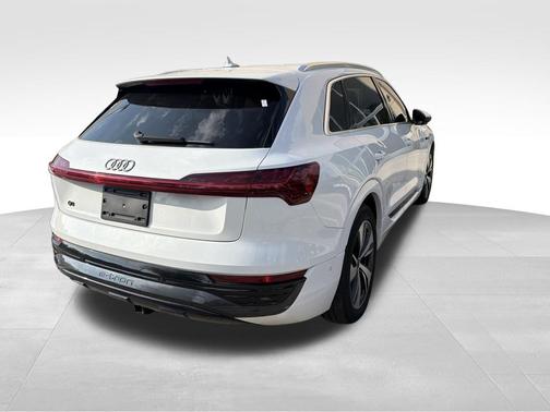 Glacier White Metallic 2024 Audi Q8 e-tron Premium Plus