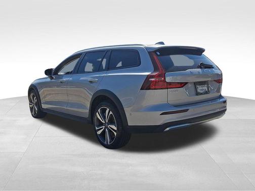 2025 Volvo V60 Cross Country Plus, B5 AWD Gas (mild hybrid)