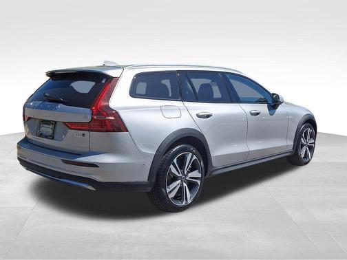 2025 Volvo V60 Cross Country Plus, B5 AWD Gas (mild hybrid)