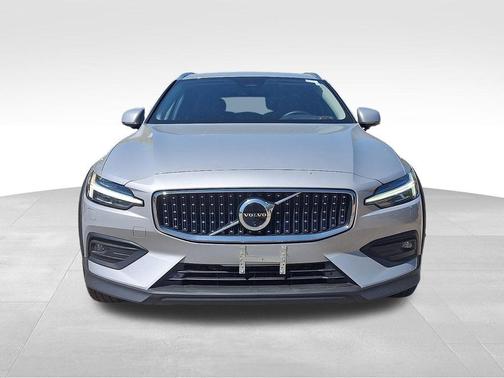 2025 Volvo V60 Cross Country Plus, B5 AWD Gas (mild hybrid)