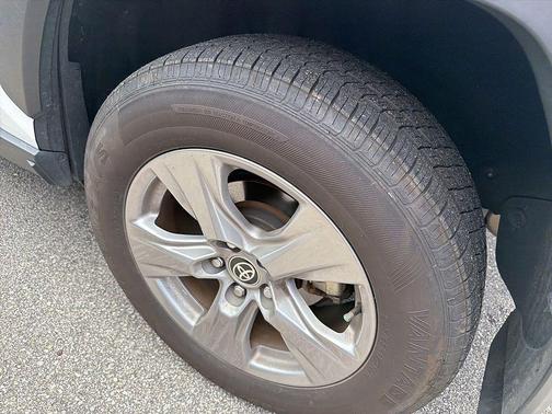 Ice Cap 2024 Toyota RAV4 Hybrid XLE