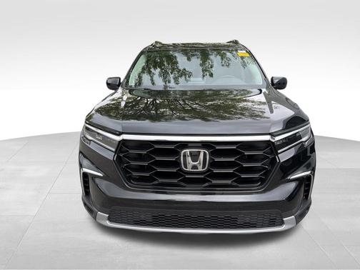 Crystal Black Pearl 2024 Honda Pilot Touring 8-Passenger