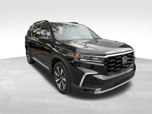 Crystal Black Pearl 2024 Honda Pilot Touring 8-Passenger