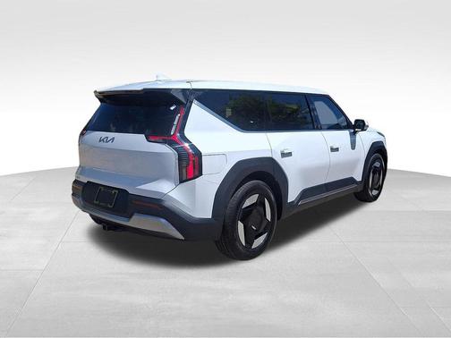 Glacial White Pearl 2026 Kia EV9 Light Long Range