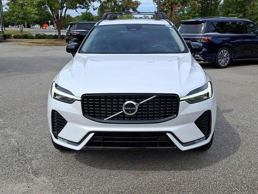 2023 Volvo XC60 B5 Ultimate Dark Theme