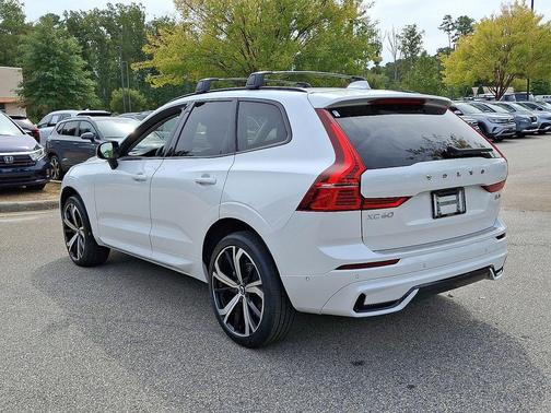 2023 Volvo XC60 B5 Ultimate Dark Theme
