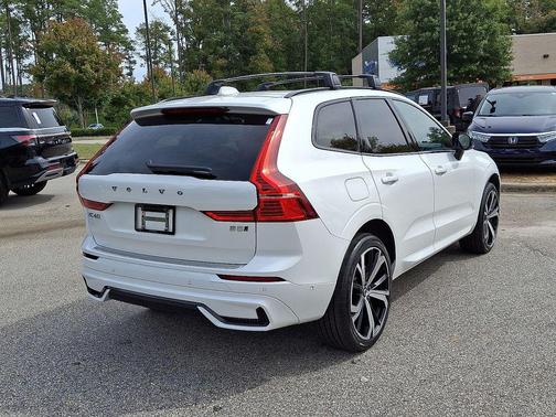 2023 Volvo XC60 B5 Ultimate Dark Theme