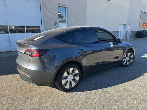 2022 Tesla Model Y Long Range Dual Motor All-Wheel Drive