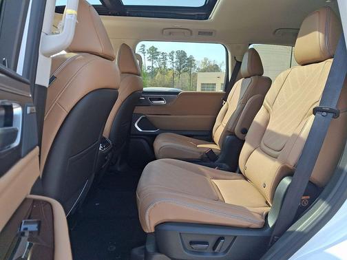 Radiant White 2026 INFINITI QX80 Luxe