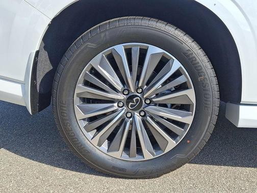 Radiant White 2026 INFINITI QX80 Luxe